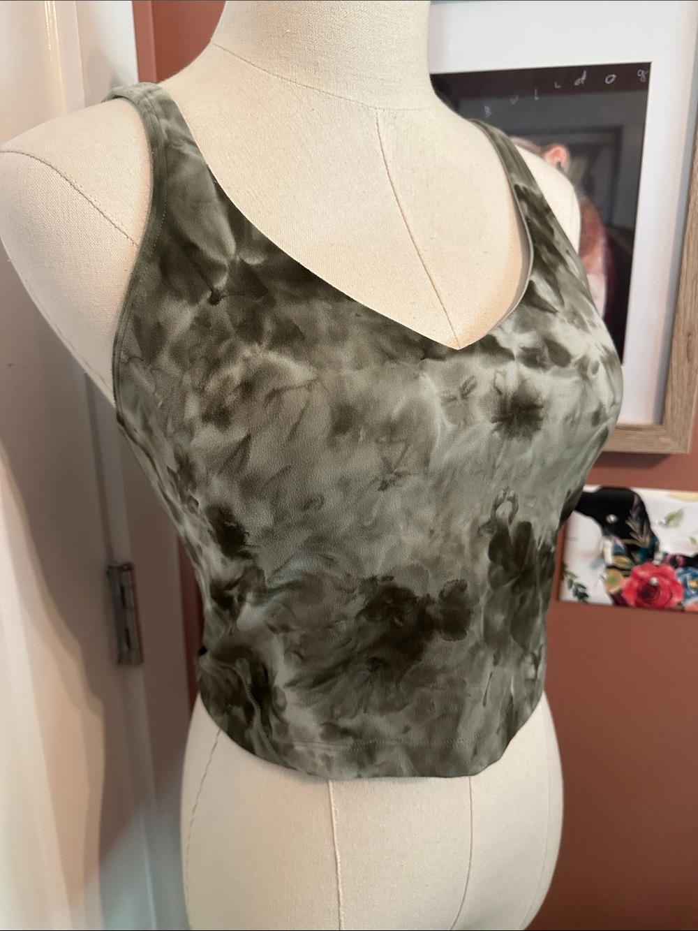 lululemon athletica Align Olive Tie-Dye V-Neck Crop 8 bra lined Tank - Picture 4 of 11
